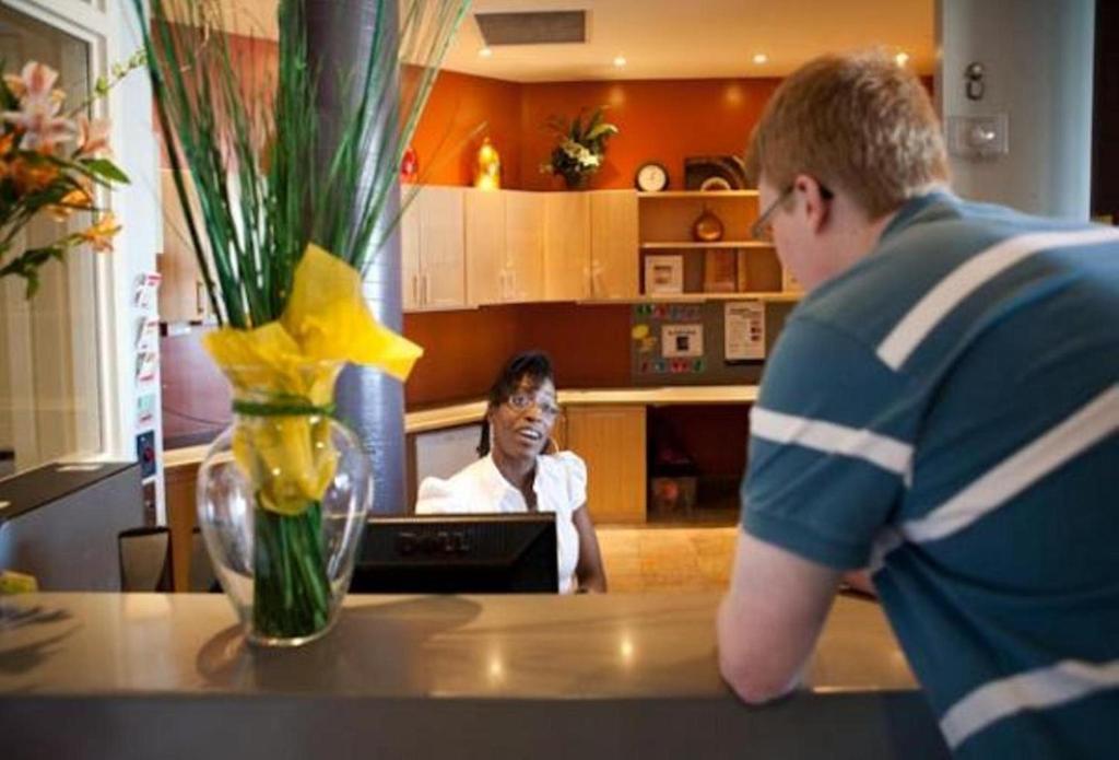 Humber College North Campus Residence ブランプトン エクステリア 写真